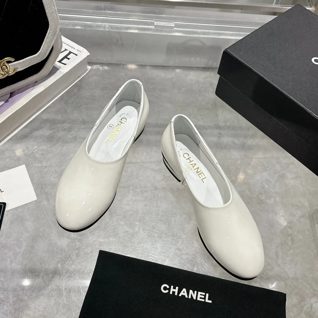 💕💕Factory direct selling price p380💕💕 Genuine leather sole +40 25C early spring new Chanel loafers; Fabric: patent leather: color black; white; burgundy, code number: 5-40; (custom-made 41 custom-made, non-returnable), rubber sole genuine leather sole +40